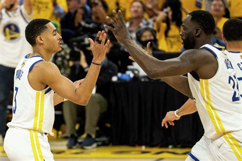 Video shows Draymond Green throwing a punch at Jordan Poole。